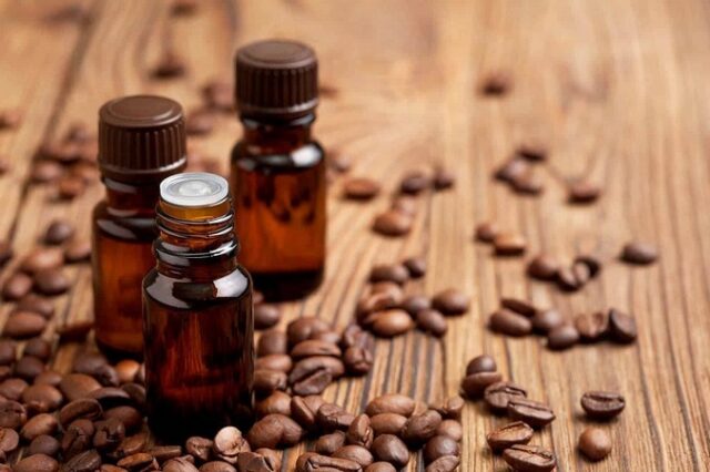 Utilisez l'huile de café pour stimuler la pousse et prévient la chute de vos cheveux