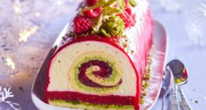Bûche de Noël façon roulé pistache et framboise