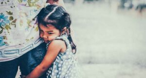 Conseils pratiques pour aider votre enfant à surmonter sa timidité